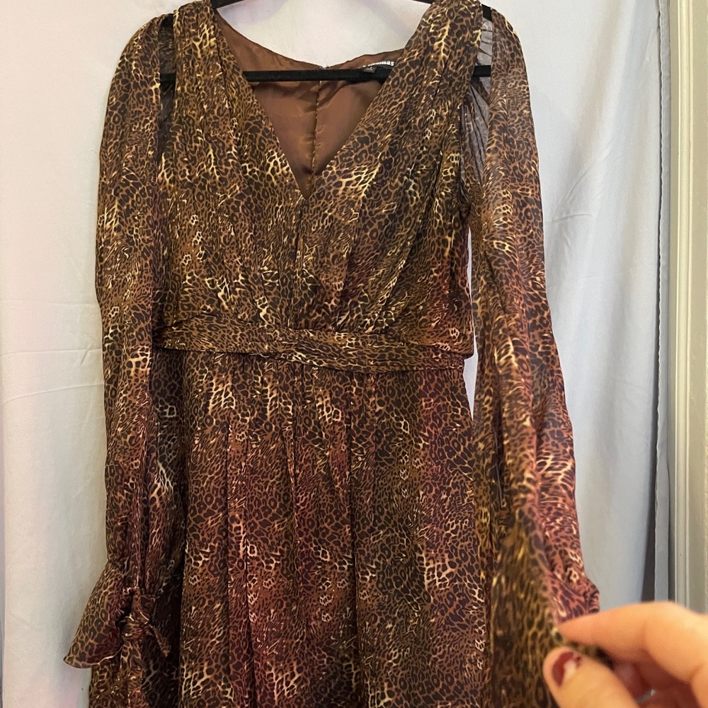 Kurt Thomas Flowy 100% Silk Dress Brown Animal Print Long Open Sleeves Size 8
